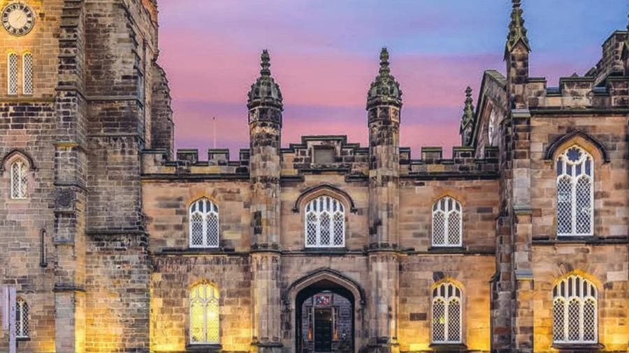 King’s College’ın granit cephesi ve şapel girişi akşam ışığında, University of Aberdeen