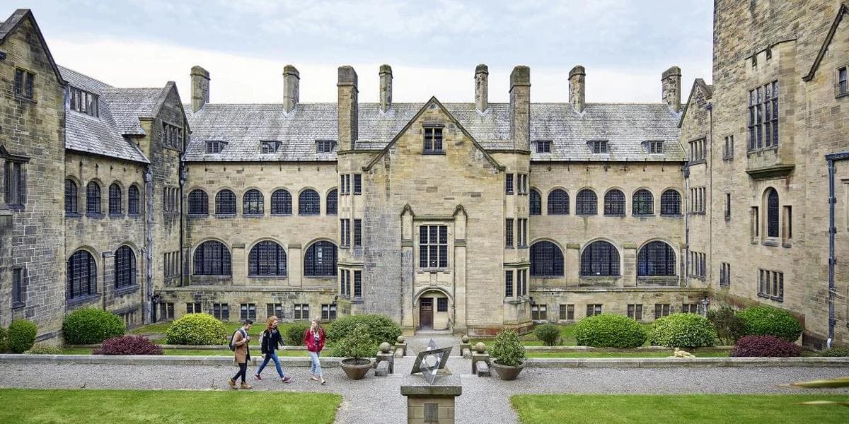 Main Arts Building’in avlusu ve taş cephesi, Bangor University