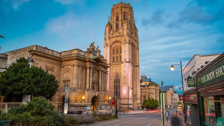 Wills Memorial Building’in neo-gotik kulesi, Bristol Üniversitesi