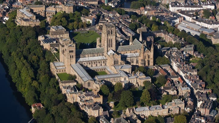 Durham Katedrali ile çevresindeki tarihî şehir merkezinin ve üniversite binalarının havadan görünümü
