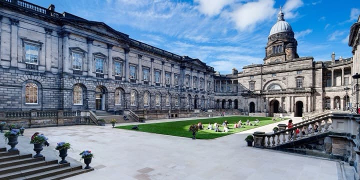 Old College’ın avlusu ve kubbeli cephesi, Edinburgh Üniversitesi