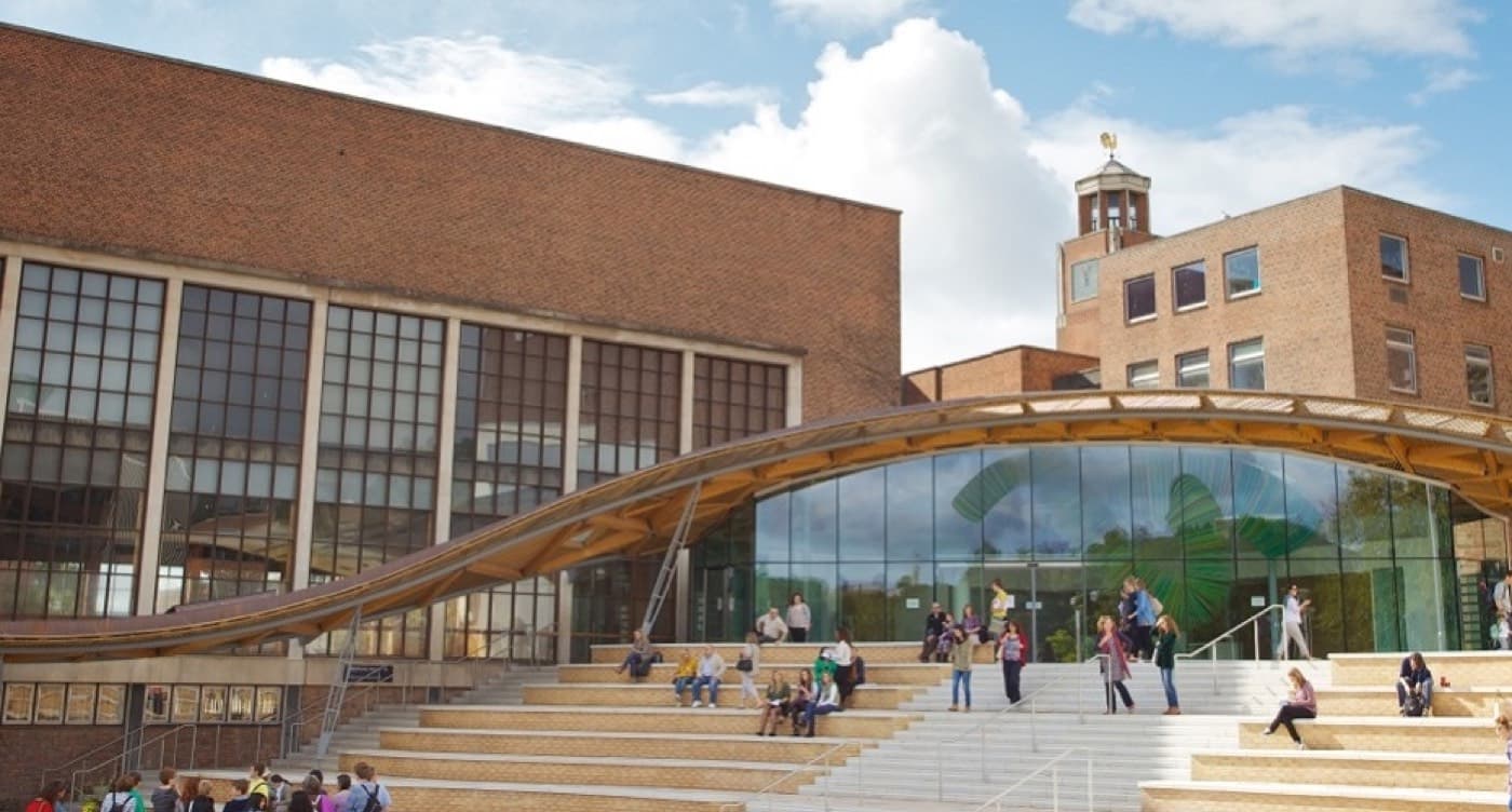 Forum binasının cam ve ahşap kaplı modern cephesi, Streatham kampüsü, Exeter Üniversitesi