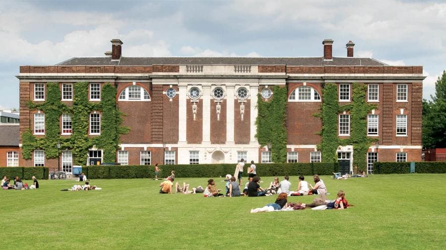 Richard Hoggart Building ve önündeki College Green çimenliği, Goldsmiths London Üniversitesi