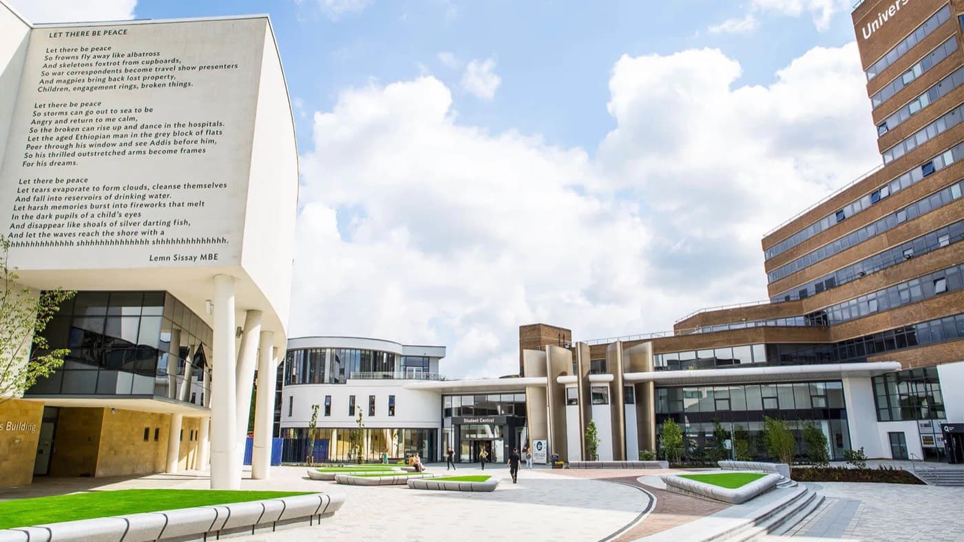 University of Huddersfield’ın Queensgate kampüsünden bir görünüm