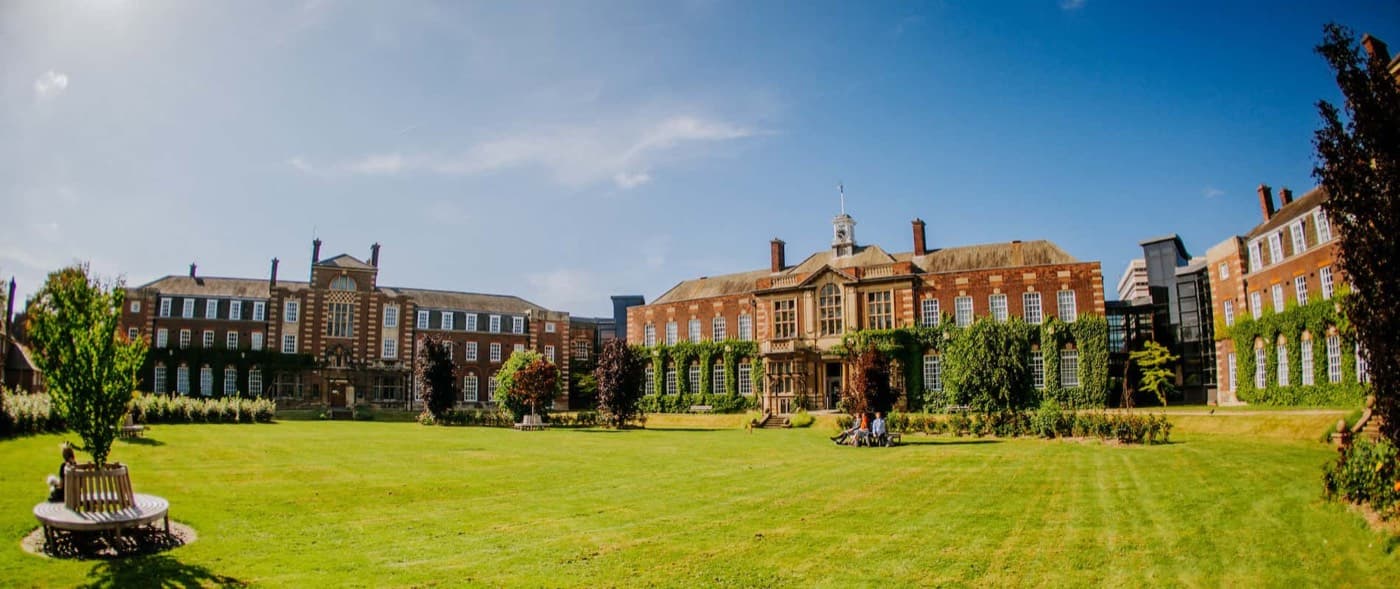 Hull Üniversitesi kampüsünden bir görünüm