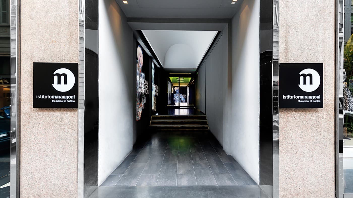 Istituto Marangoni London binasının önünde yürüyen öğrenciler
