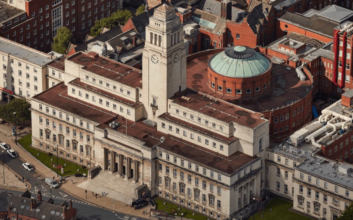 Parkinson Binası’nın saat kulesi ve Brotherton Kütüphanesi’nin kubbesi, Leeds Üniversitesi kampüsü