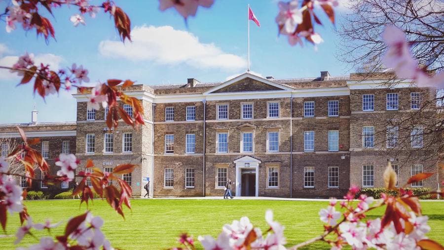 Fielding Johnson Building’in taş cephesi, University of Leicester