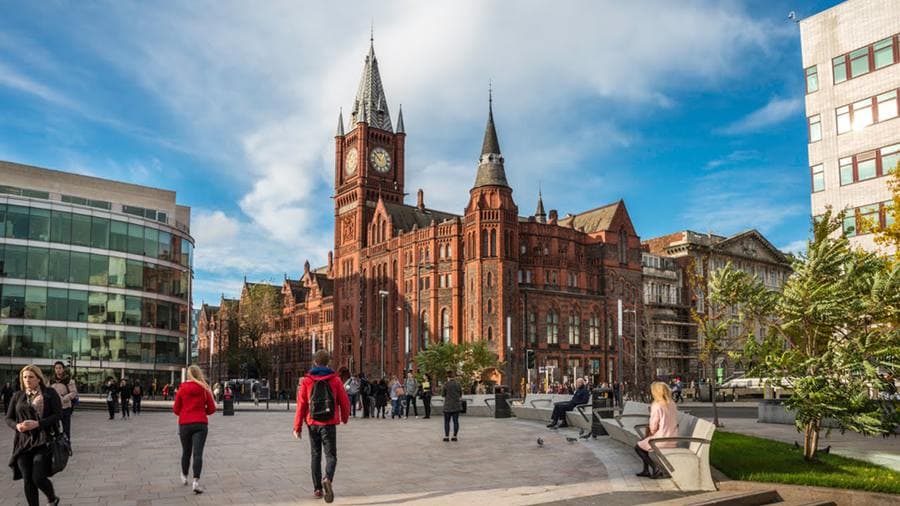 Victoria Building’in kırmızı tuğlalı cephesi ve saat kulesi, University of Liverpool