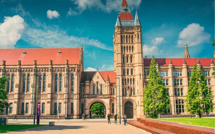 Whitworth Hall’un neo-gotik cephesi ve saat kulesi, Manchester Üniversitesi