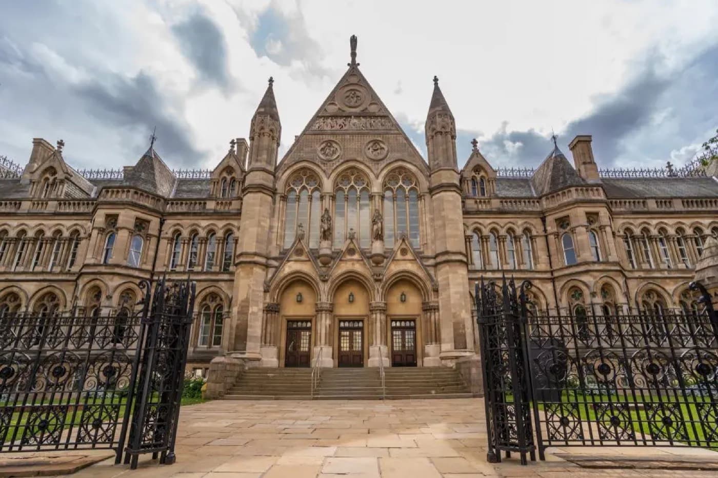 Arkwright Building’in neo-gotik taş cephesi ve dövme demir giriş kapıları, Nottingham Trent University