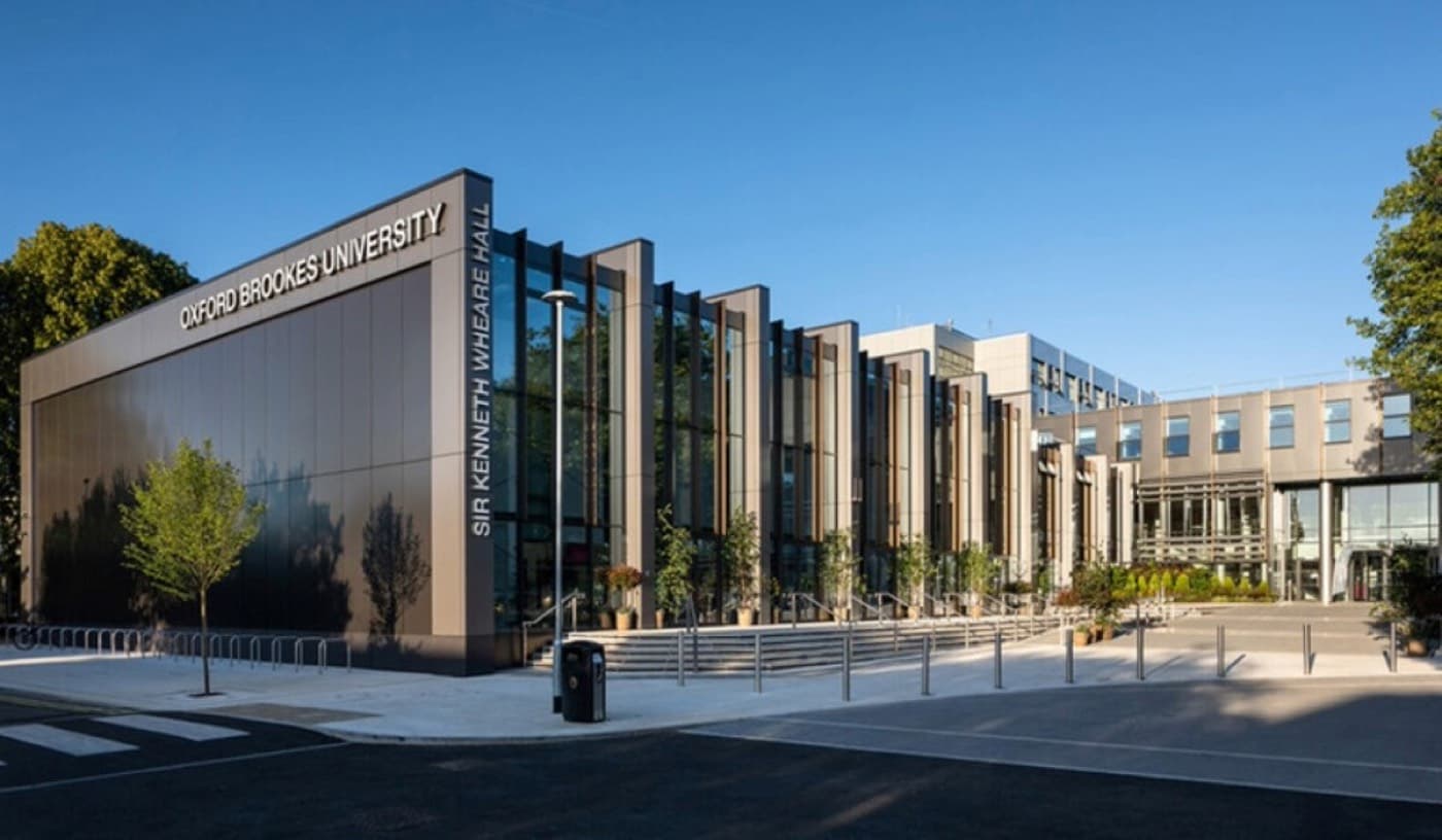 Sir Kenneth Wheare Hall yazılı modern cephesiyle John Henry Brookes Building, Oxford Brookes University