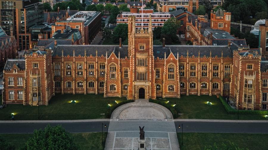 Lanyon Building’in havadan görünümü, Queen’s University Belfast ana kampüsü