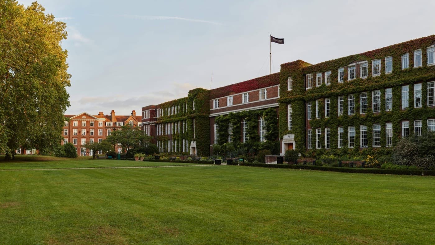 Regent’s University London’ın Regent’s Park içindeki kampüsünden bir görünüm