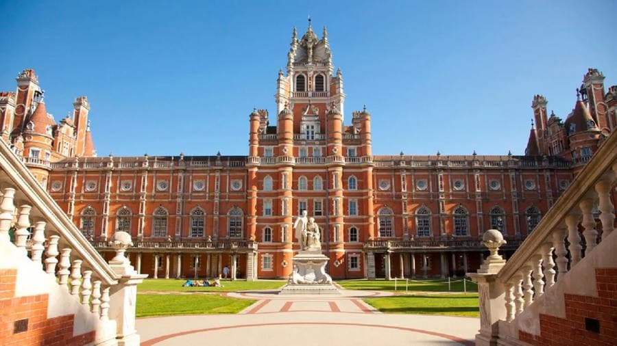 Founder’s Building’in Viktorya dönemi tuğla cephesi ve kuleleri, Royal Holloway, Egham