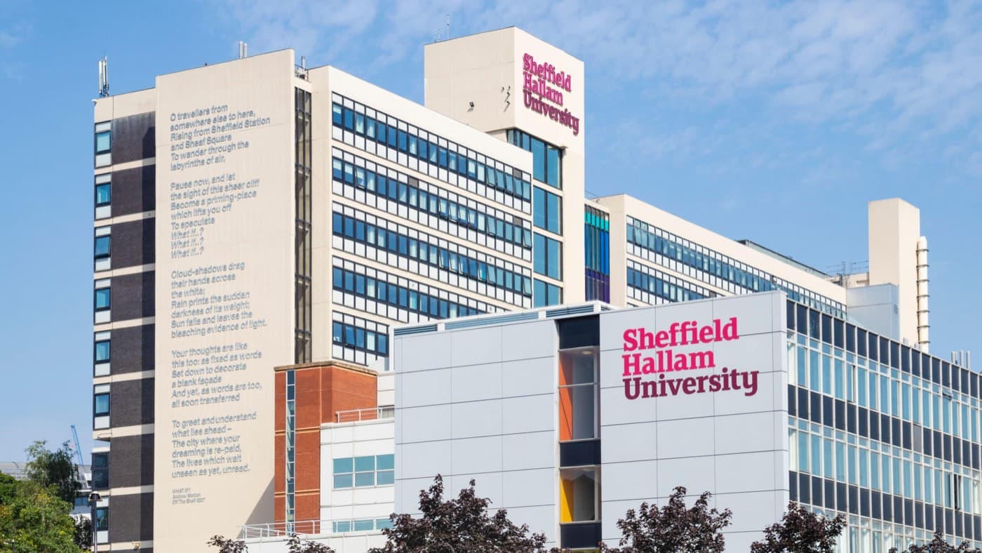 Sheffield Hallam University’nin şehir merkezindeki City Campus binalarından bir görünüm