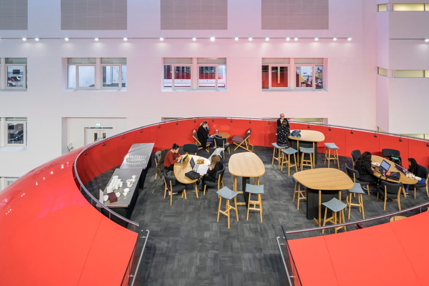 Solent University’nin Spark binasının içi: atriyum, oturma alanları ve çalışma katları