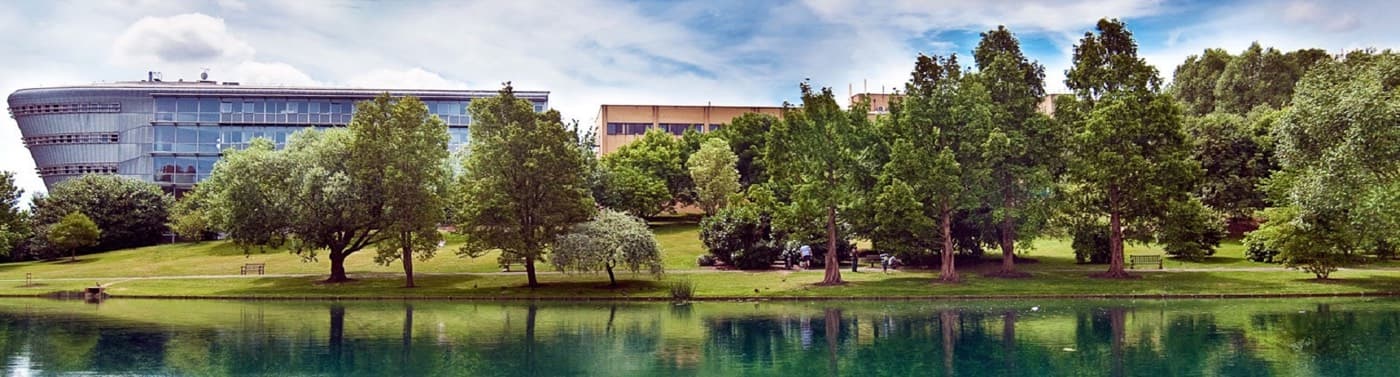 Surrey Üniversitesi kampüsünden bir görünüm